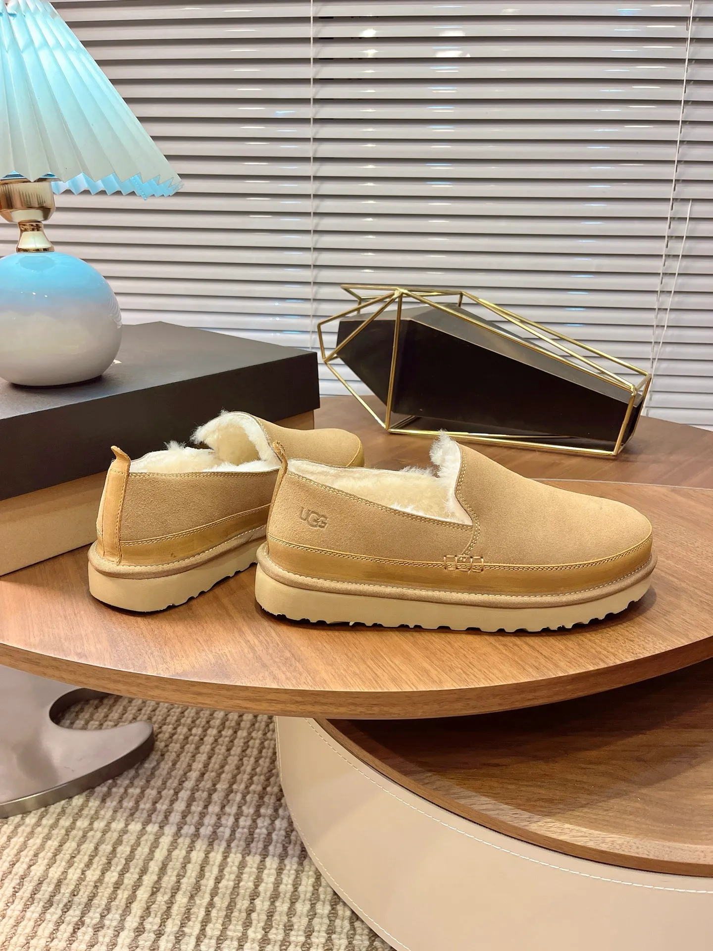 【UGG】 P: 520💰 Size: 39-45 2025 new style 𝑼𝑮𝑮•Men's ◾️. Men's winter snow boots and fur shoes. The matching coefficient is also 100%. 💥Good-looking✨Fully fashionable and full of aura when put on📈 Upper: High-quality cow suede Lining: Sheep fur integrated🐑Wool lining Outsole: EVA anti-slip outsole.